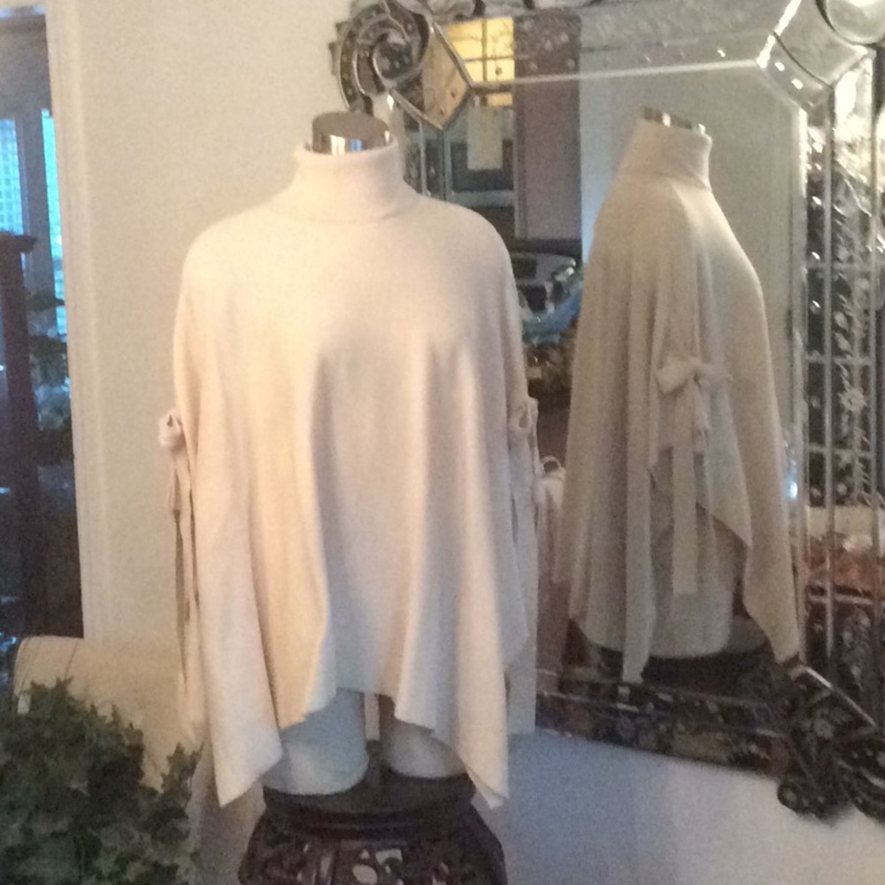 NEW cream turtleneck cape w/bows one size